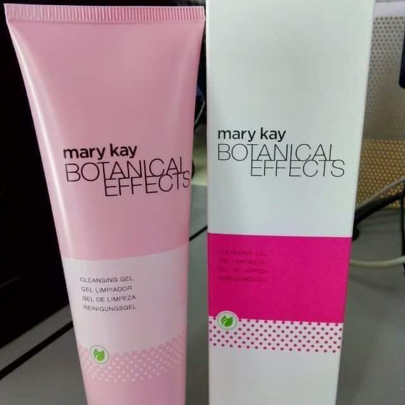 Mary Kay Botanical Effects Cleansing Gel. - Picture 2 of 5